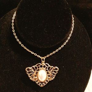 20 inch Goldtone Chain w/ Detachable Brooch